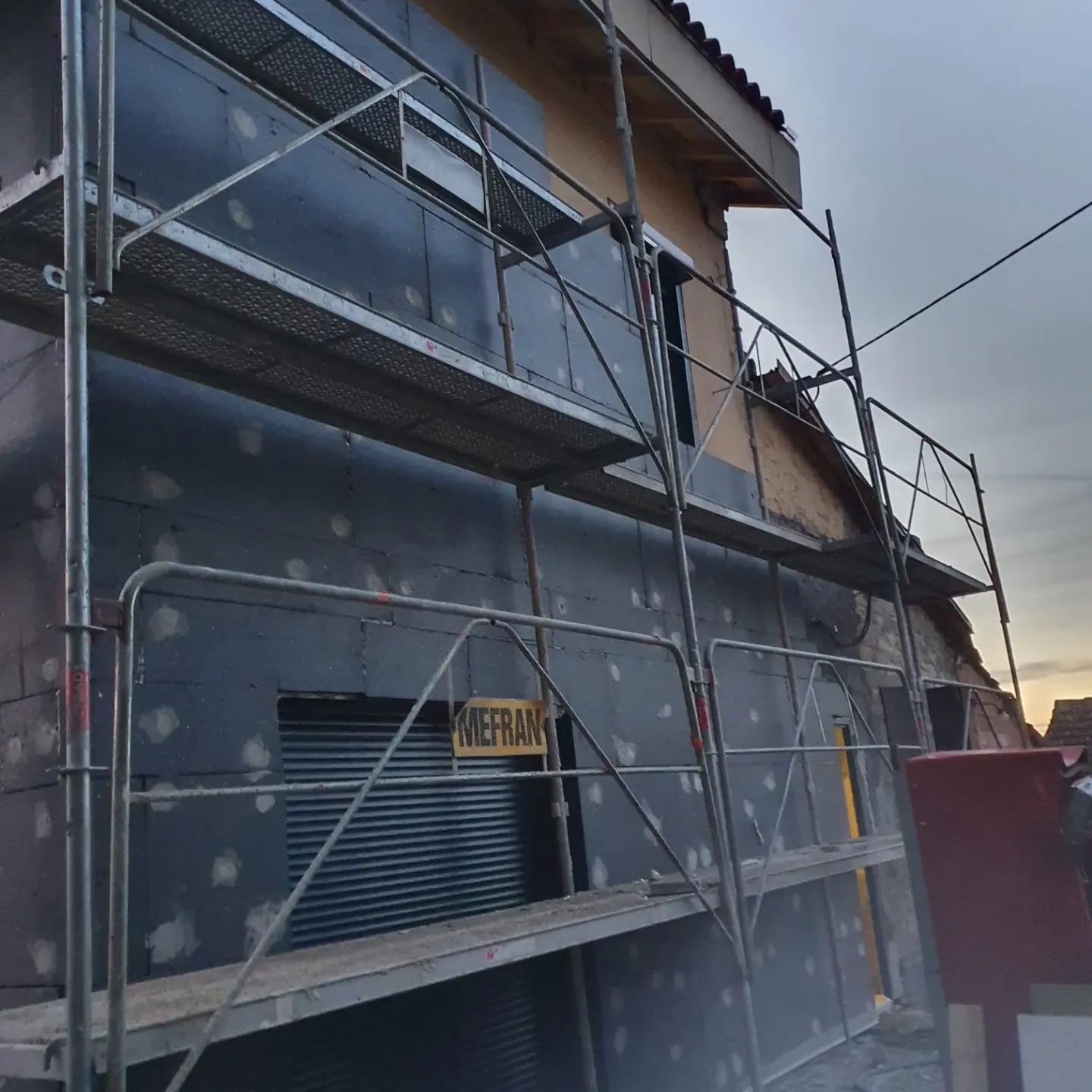 Photo d'une maison durant la pose de son isolation extérieur (ITE) en polystyrène graphité à toulouse Photo d'une maison durant la pose de son isolation extérieur (ITE) en polystyrène graphité à toulouse