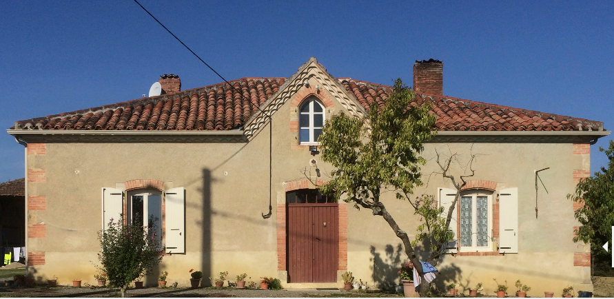 une maison avant la pose de son isolation par l'extérieur (ITE) une maison avant la pose de son isolation par l'extérieur (ITE)