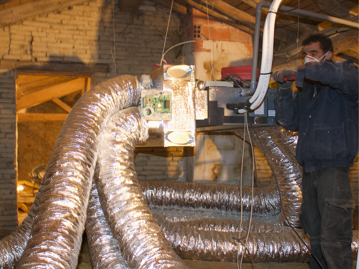 Pompe à chaleur gainable réversible installée dans une lauragaise rénovée près de Toulouse Pompe à chaleur gainable réversible installée dans une lauragaise rénovée près de Toulouse