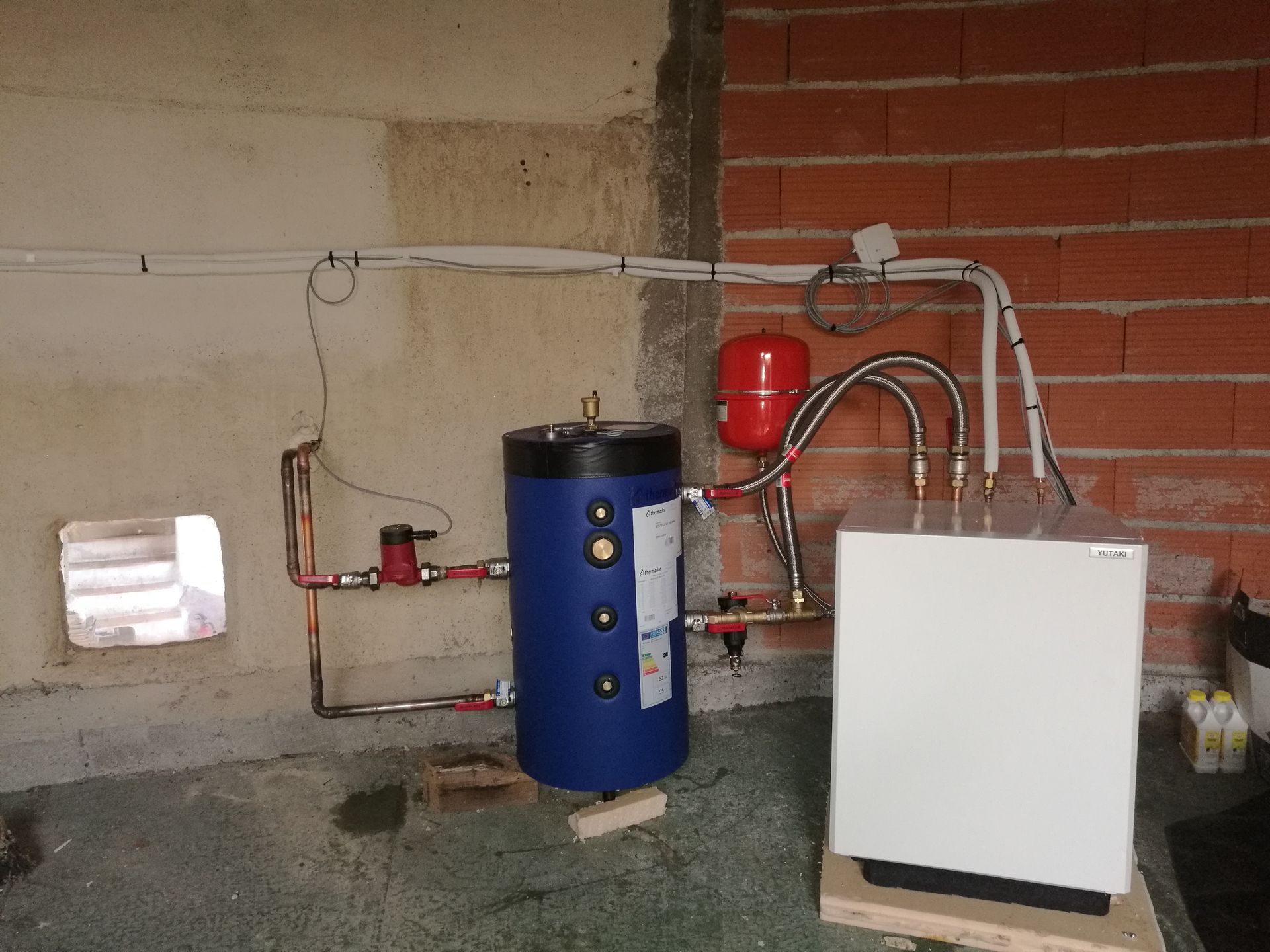 Installation d'une pompe à chaleur air-eau par grue dans un site Natura 2000 préservé. Installation d'une pompe à chaleur air-eau par grue dans un site Natura 2000 préservé.