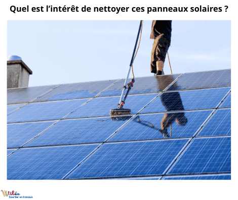 un Homme sur un toit nettoyant des panneaux solaires avec un balai télescopique