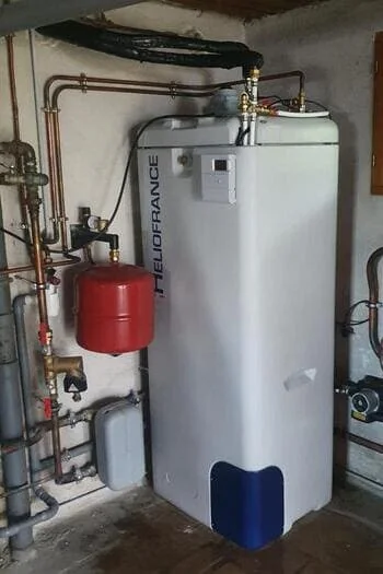 installation d’un système de chauffage solaire avec ballon accumulateur unique Calyssée de 600 litres pour chauffage solaire et chauffe eau solaire