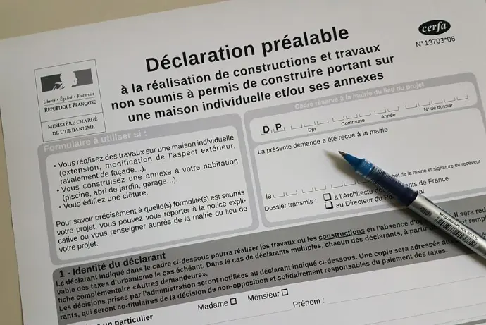 Illustration des démarches administratives pour installation photovoltaïque, incluant déclaration mairie et raccordement ENEDIS Illustration des démarches administratives pour installation photovoltaïque, incluant déclaration mairie et raccordement ENEDIS