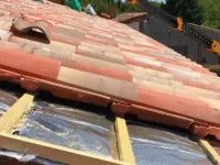 Photo de la pose de sarking, une technique d'isolation de toiture par l'extérieur, réalisée sur un chantier à Toulouse.
