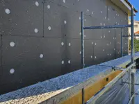 Photo d'une isolation thermique par l'extérieur (ITE) sur les murs d'une maison à Toulouse.