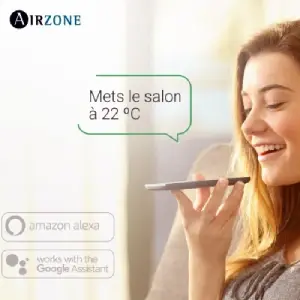 Contrôlez la température de chaque pièce par la voix avec Airzone. Une femme souriante utilise la commande vocale de son smartphone pour régler la température de son salon à 22°C grâce au système Airzone, compatible avec Amazon Alexa et Google Assistant.