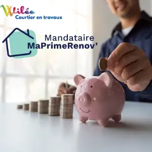 Mandataire MaPrimeRénov et CEE, simplifiez vos demandes d'aides et de financements pour votre rénovation à Toulouse. Homme mettant une pièce dans une tirelire, symbolisant la gestion des aides MaPrimeRénov' pour la rénovation énergétique à Toulouse par un mandataire administratif.