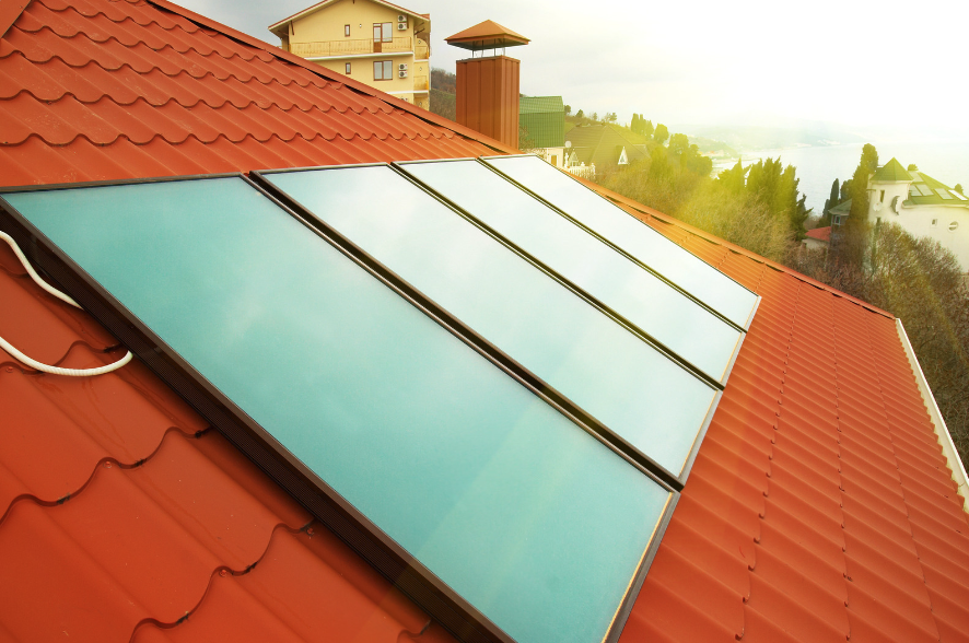 Système solaire combiné (SSC) installé sur une maison à Toulouse, avec des panneaux solaires thermiques pour le chauffage et l'eau chaude sanitaire Système solaire combiné (SSC) installé sur une maison à Toulouse, avec des panneaux solaires thermiques pour le chauffage et l'eau chaude sanitaire